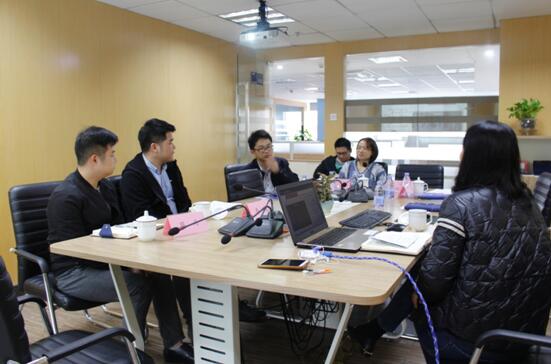 中心工作人员张小姐与企业探讨企业创新发展.jpg