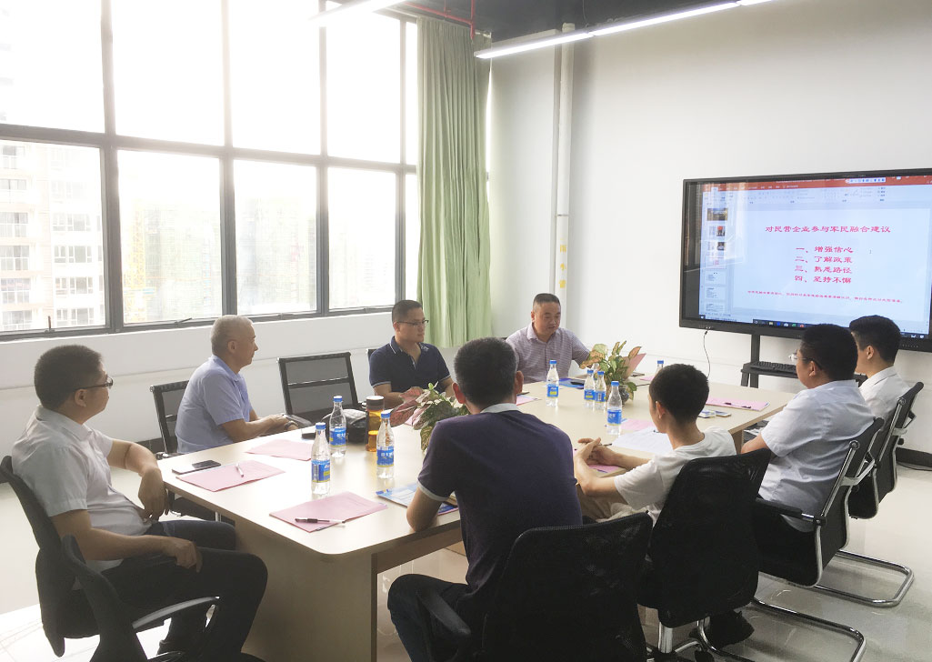 会议中李老师(左四)与企业互动交流.jpg